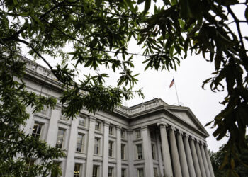 Trump bank immigration order delayed amid Wall Street pushback