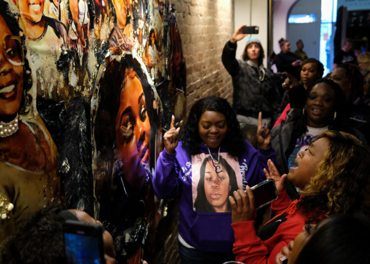 Justice Dept. seeks to drop case against officers connected to Breonna Taylor raid