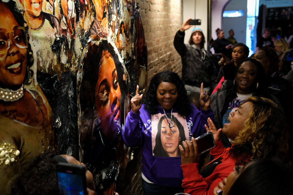 Justice Dept. seeks to drop case against officers connected to Breonna Taylor raid