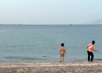 In Sleepy Town on Strait of Hormuz, War Rages Just Over Horizon