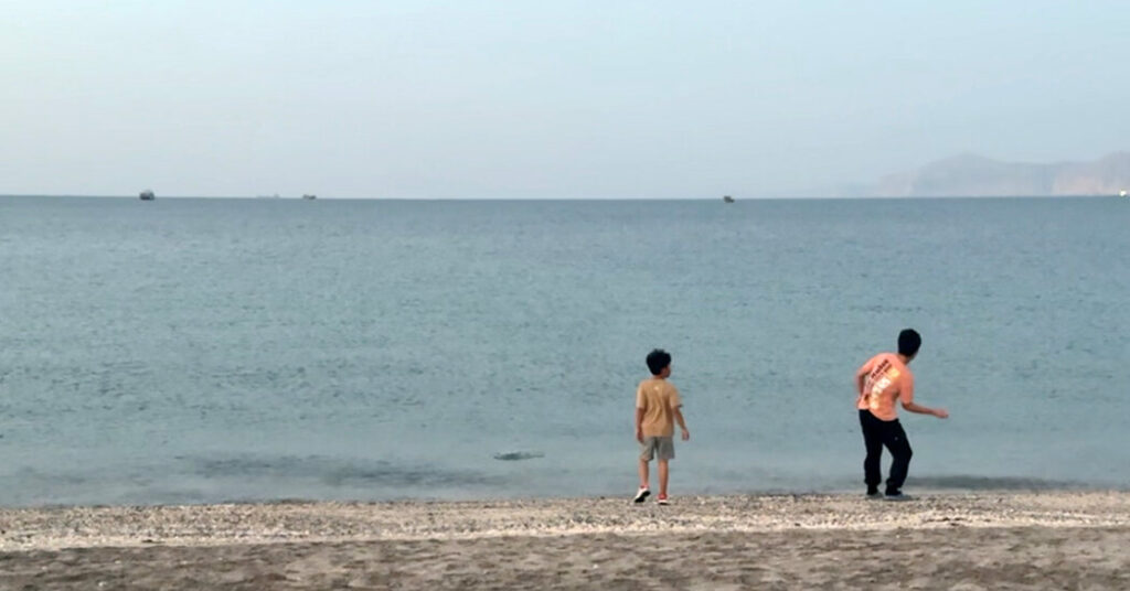 In Sleepy Town on Strait of Hormuz, War Rages Just Over Horizon