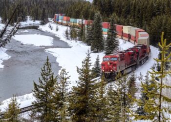 How Can a Locomotive Pull a Long Train That’s Much Heavier?