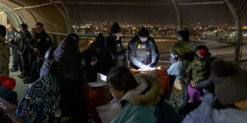 Justices seem inclined to revive Trump policy blocking migrants at border