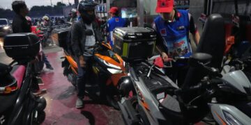 Markets drop over oil price fears as analysts warn of $4-a-gallon gas