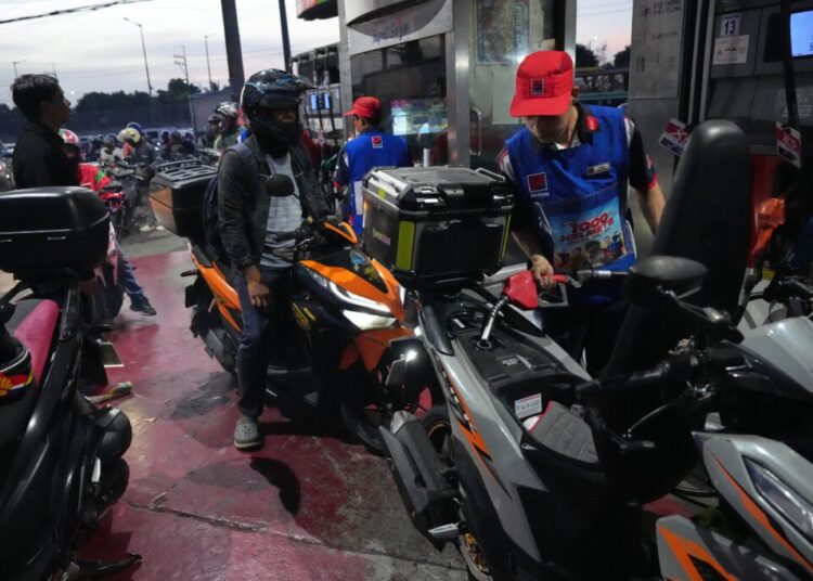 Markets drop over oil price fears as analysts warn of $4-a-gallon gas