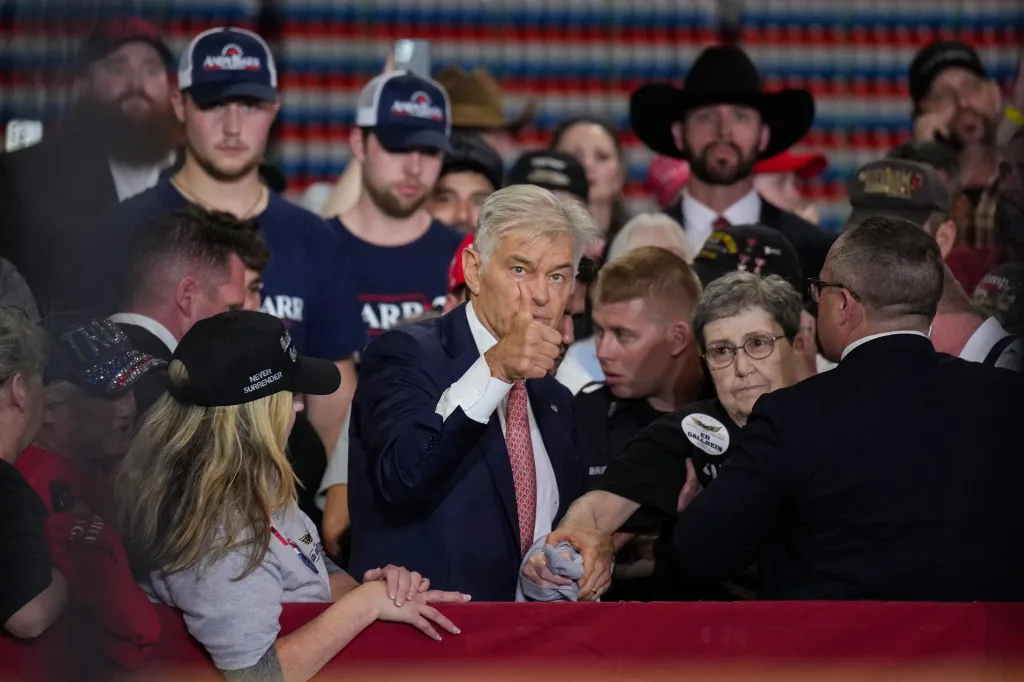 As first responders began escorting the woman away, Trump noticed Oz was among those helping her.