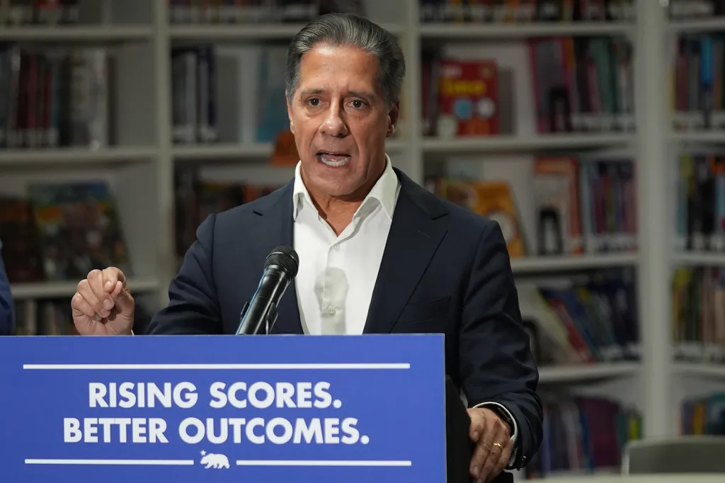 Alberto Carvalho speaking about improved student scores.