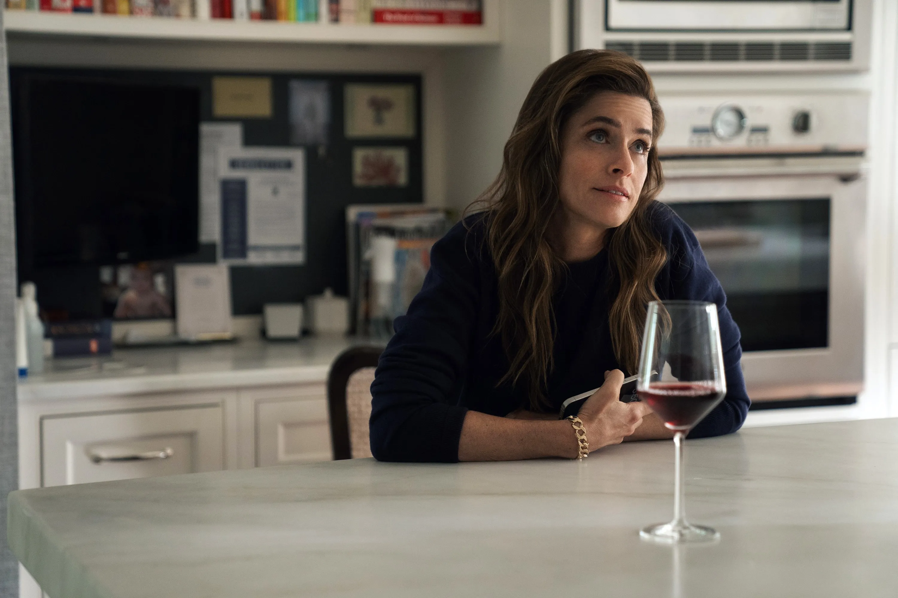 Amanda Peet as Peet with wine in