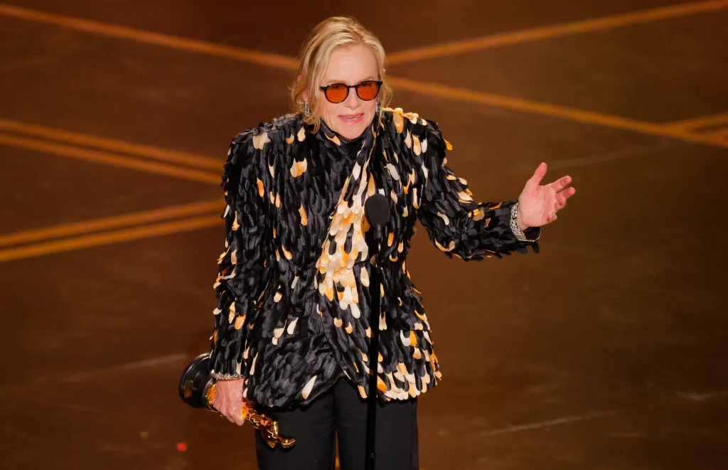 Amy Madigan accepting the Oscar for Best Supporting Actress for 