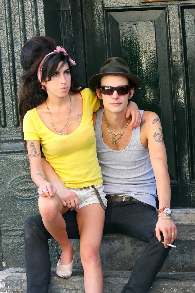 Amy Winehouse and Blake Fielder-Civil sitting on steps in New York.