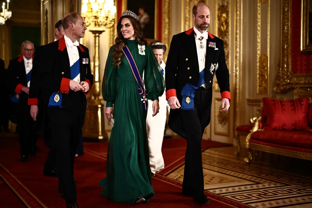 Catherine, Princess of Wales, in an emerald green gown and tiara, with Prince William and Prince Edward at a state banquet.
