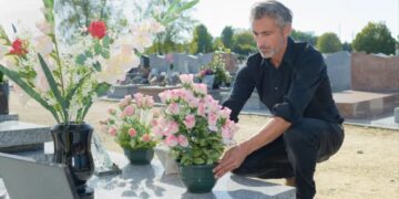 Dear Abby: My wife doesn’t like me visiting my first wife’s grave