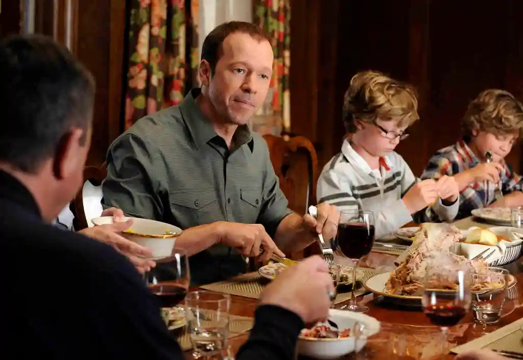 Danny Reagan (Donnie Wahlberg) and Frank Reagan (Tom Selleck) at family dinner.