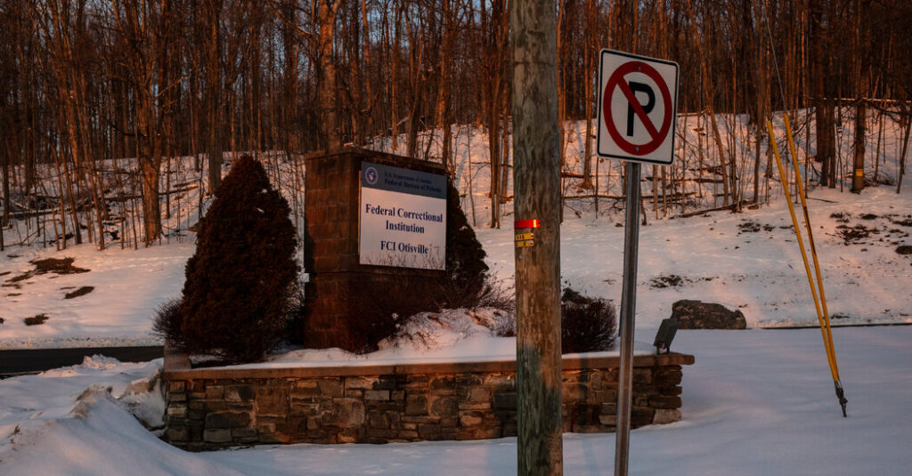 Pardon Industry Offers Rich Offenders a Path to Trump