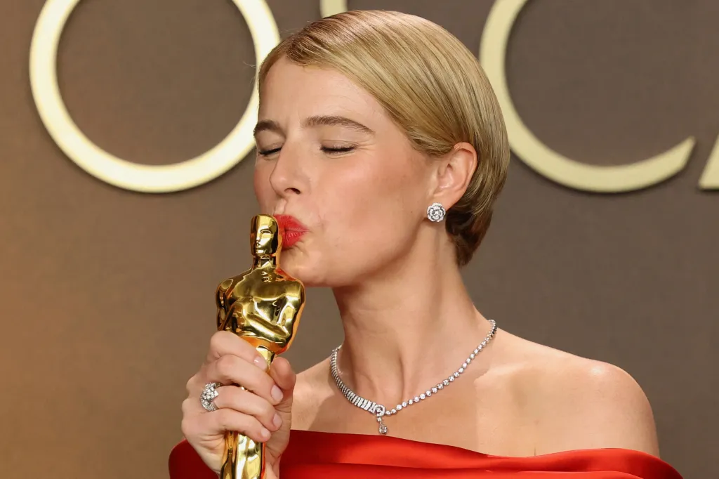 Jessie Buckley kisses her Oscar for Best Actress for 