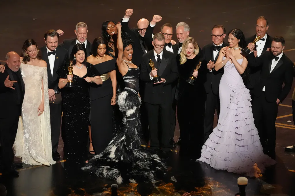 Jose Antonio Garcia, Florencia Martin, Leonardo DiCaprio, Cassandra Kulukundis, Regina Hall, Shayna McHale, Teyana Taylor, Michael Bauman, Paul Thomas Anderson, Anthony Carlino, Will Weike, Sara Murphy, Chase Infiniti, Christopher Scarabosio, and Andy Jurgensen accept the award for best picture for 