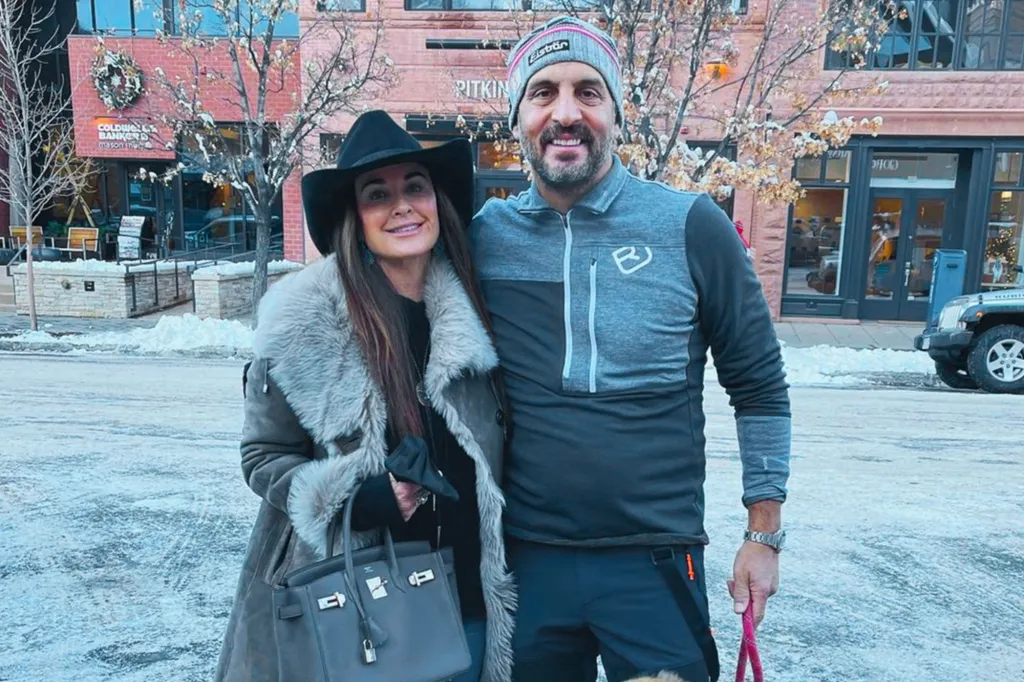 Mauricio Umansky and Kyle Richards posing together outdoors in winter clothing.