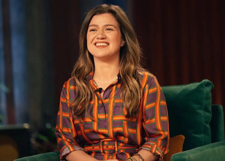 ‘American Idol’ winner shoots his shot with Kelly Clarkson in flirty message