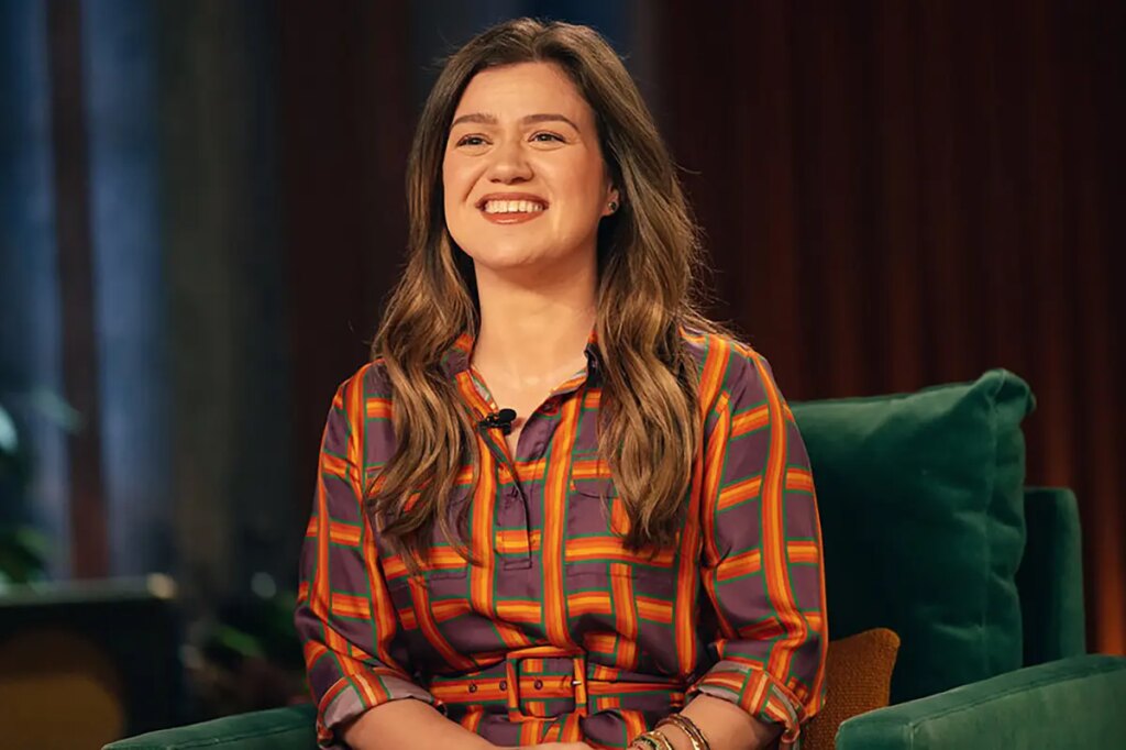 ‘American Idol’ winner shoots his shot with Kelly Clarkson in flirty message