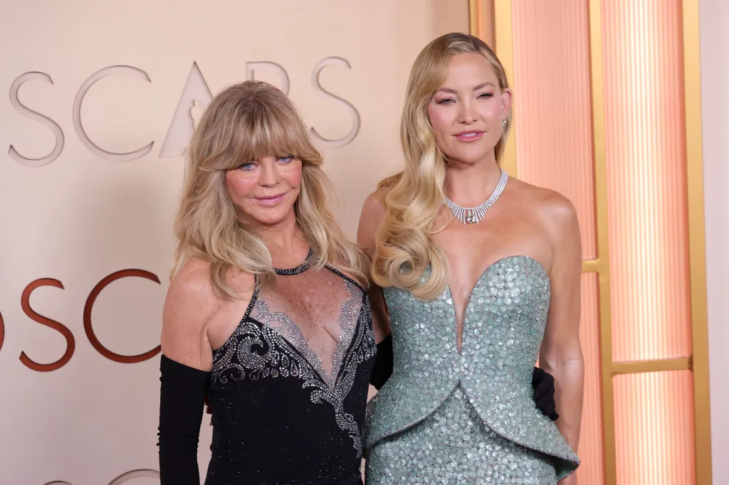Goldie Hawn and Kate Hudson posing at the 98th Oscars.
