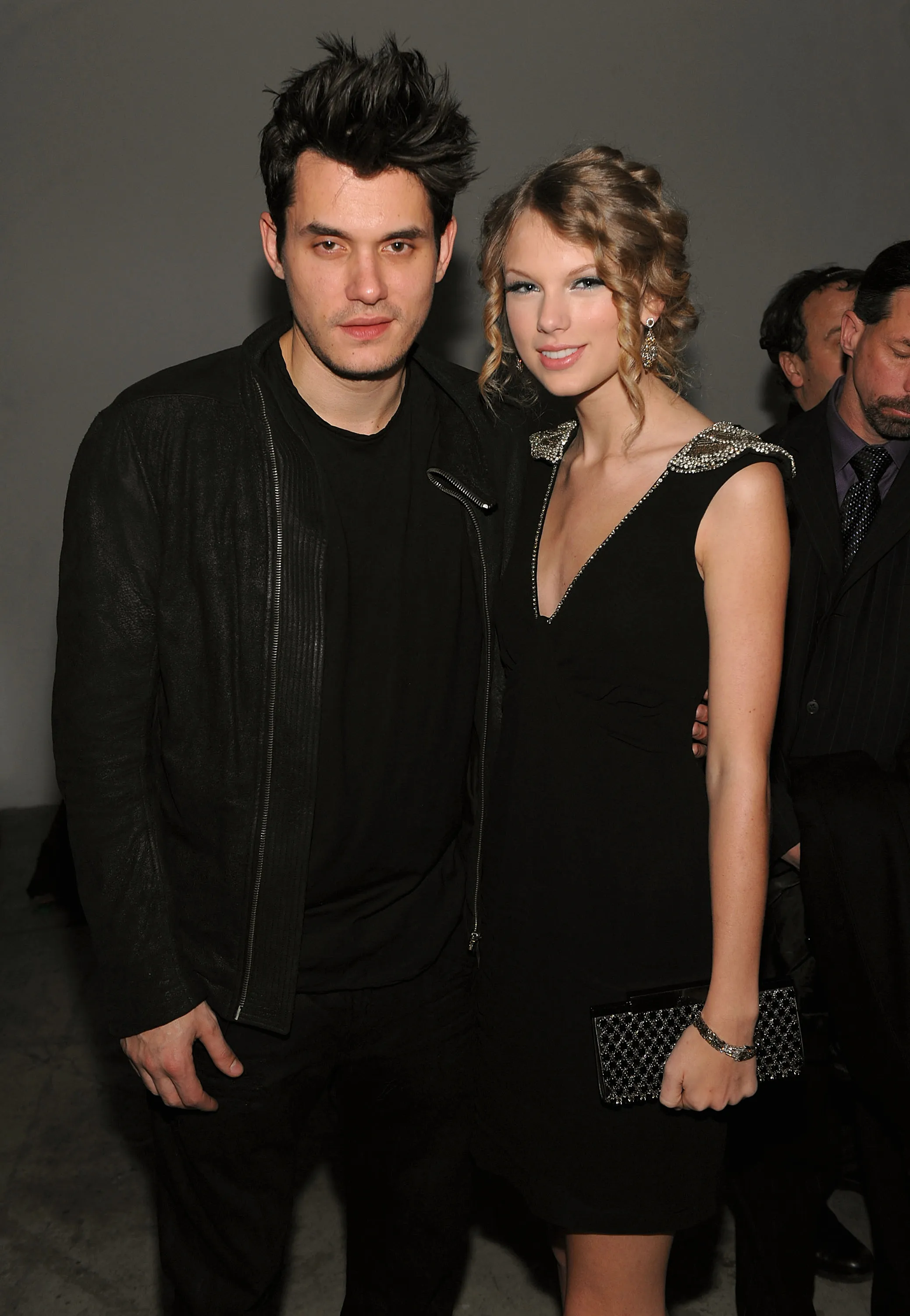 Musicians John Mayer and Taylor Swift posing at the launch of VEVO.
