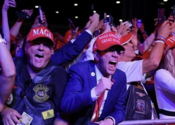 Trump and his ‘goons’ sent a ‘desperate’ message to base as big MAGA names turn: analyst