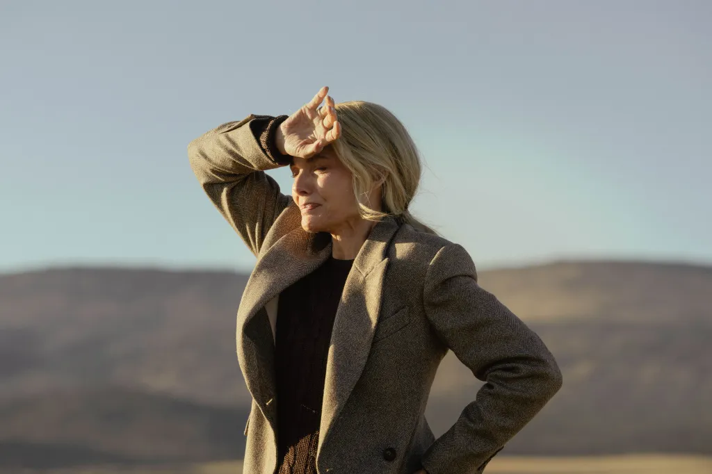 Michelle Pfeiffer as Stacy Clyburn shielding her eyes from the sun with her hand.