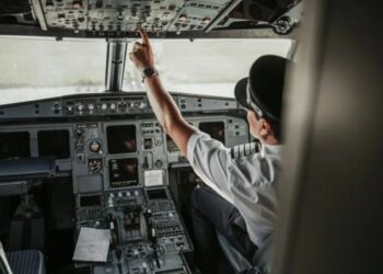 Flyer shocked to see pilot doing this when she caught a glimpse into the cockpit
