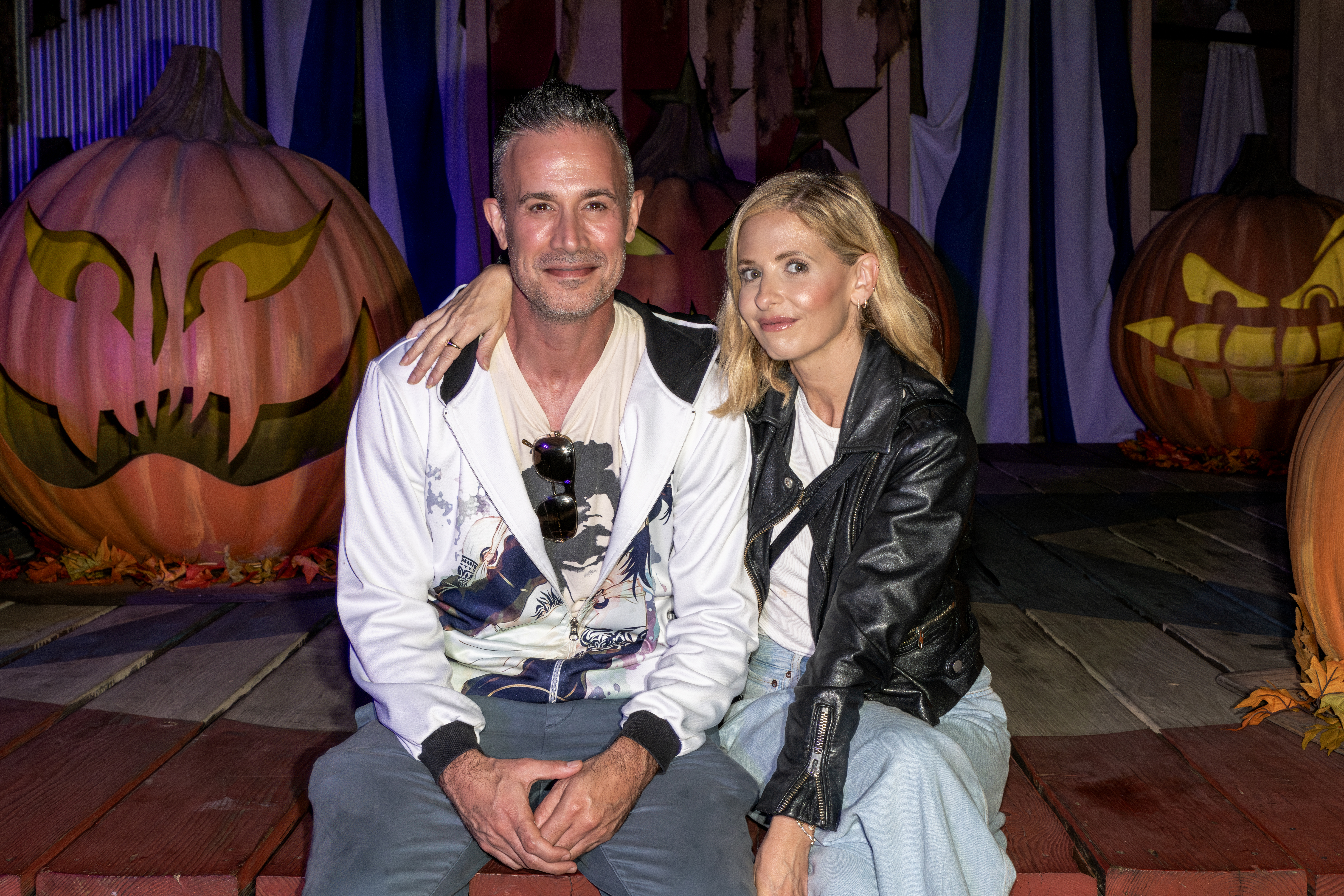Sarah Michelle Gellar and Freddie Prinze Jr. pose at Knott's Scary Farm.