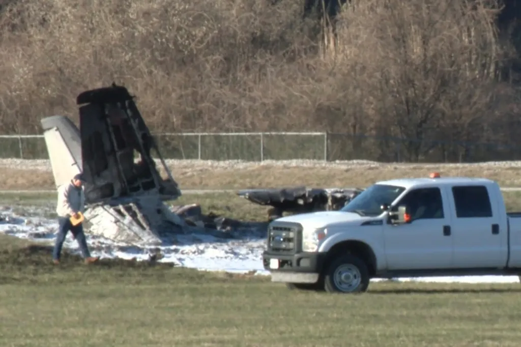 A pilot died after his plane crashed returning to Spirit of St. Louis Airport early Tuesday morning.