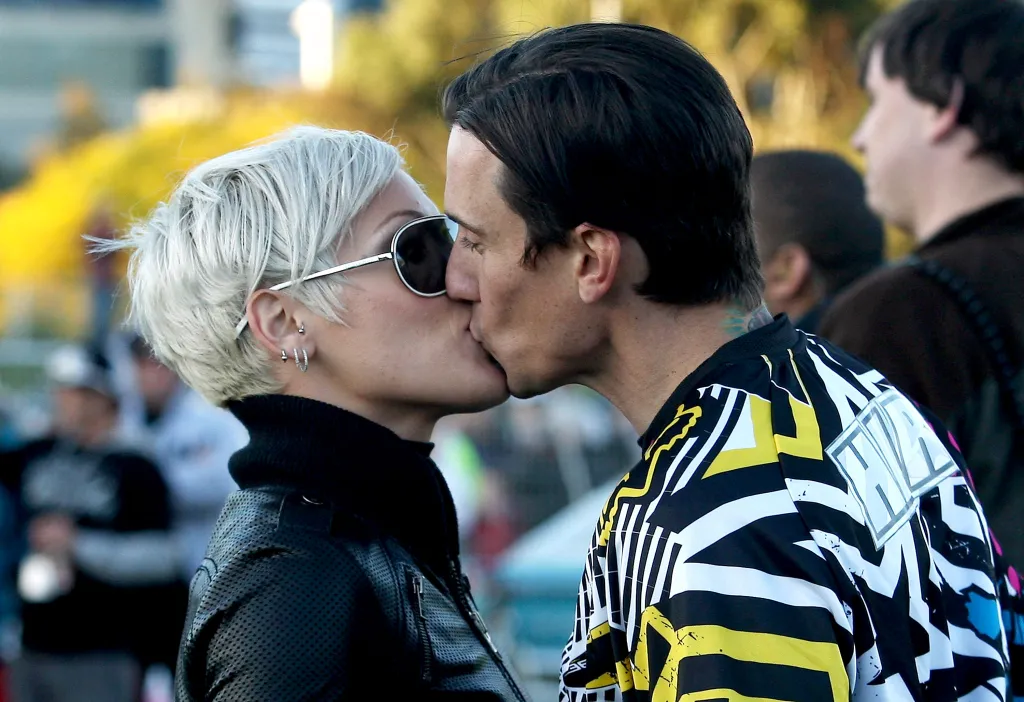 Pink kissing Carey Hart.