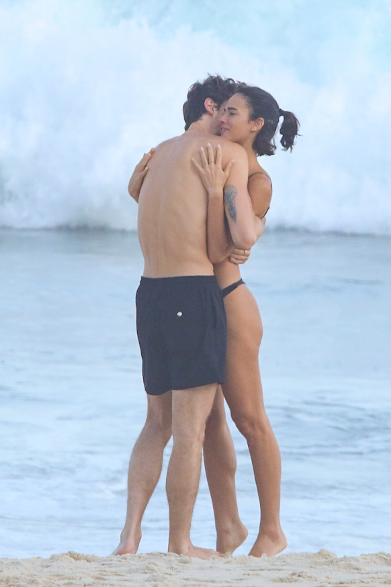 The couple packed on the PDA as they enjoyed the beach.