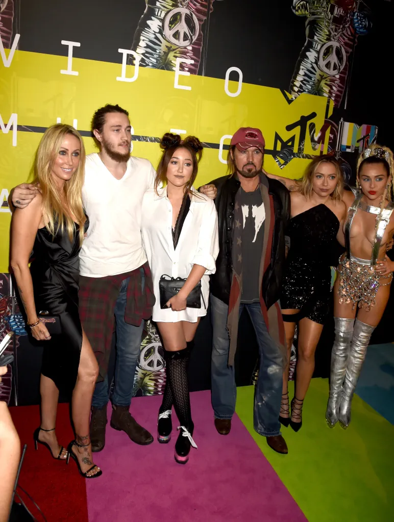 Tish Cyrus, Braison Cyrus, Noah Cyrus, Billy Ray Cyrus, Brandi Glenn Cyrus, and Miley Cyrus pose for a photo.