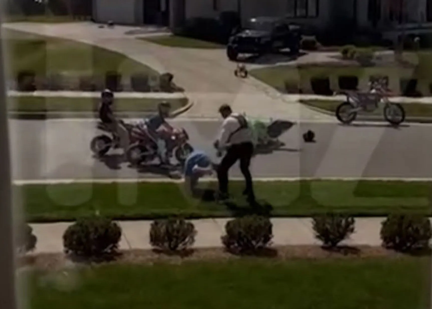 Alan Ritchson and his neighbor fighting