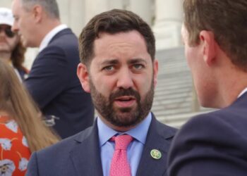 MAGA congressman gives top Dem ‘one finger salute’ on CNN over airport chaos