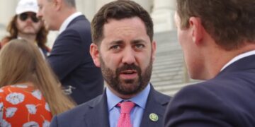 MAGA congressman gives top Dem ‘one finger salute’ on CNN over airport chaos