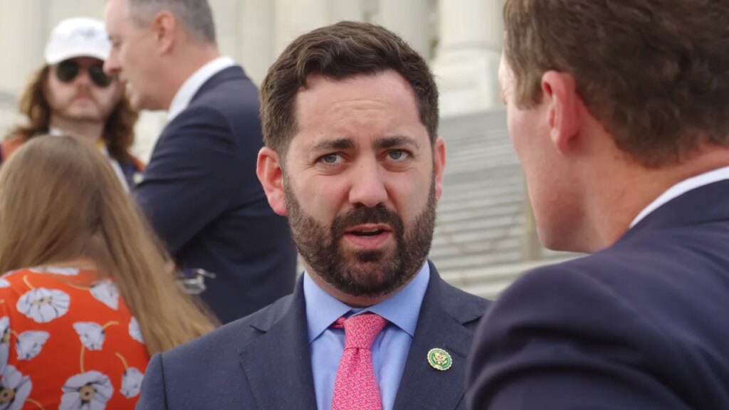 MAGA congressman gives top Dem ‘one finger salute’ on CNN over airport chaos