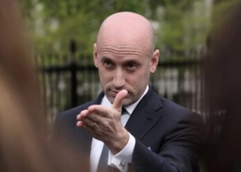 Trump’s midterm ‘panic’ threatens to spell the end for Stephen Miller: analyst