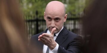 Trump’s midterm ‘panic’ threatens to spell the end for Stephen Miller: analyst