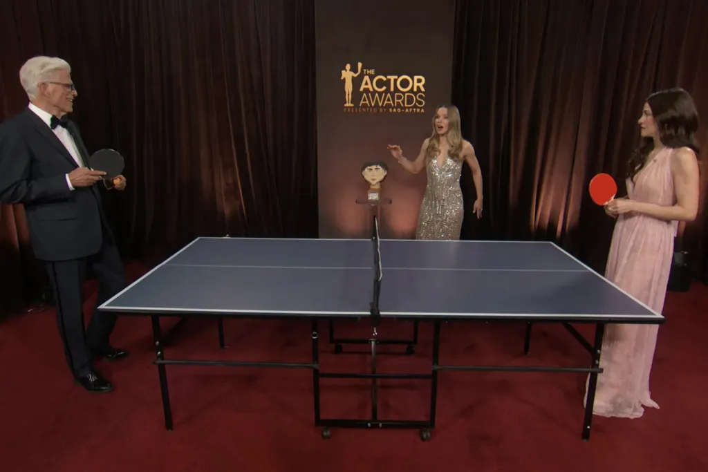Ted Danson and Kristen Bell play ping pong at the SAG Awards.
