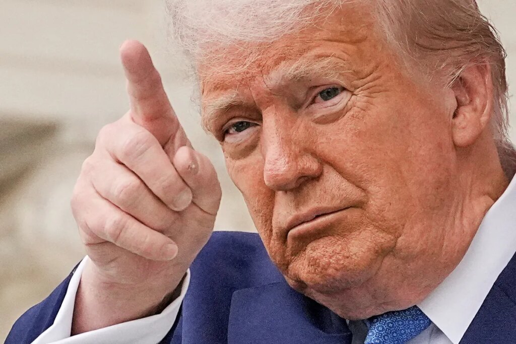 Trump creating inner circle turmoil with ‘hysterical’ gift obsession