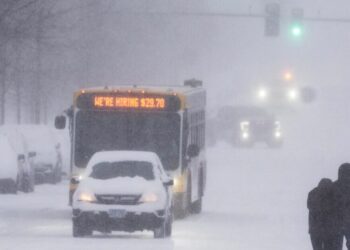 Snow and wind batter much of U.S., with threat of thunderstorms and tornadoes
