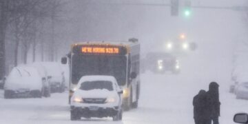 Snow and wind batter much of U.S., with threat of thunderstorms and tornadoes