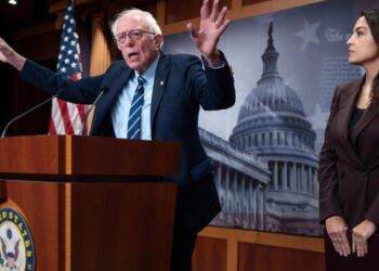 Lawmakers push a bill to impose an AI data center moratorium