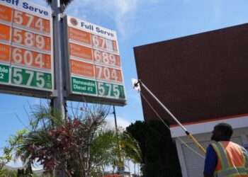 Oil and gas prices rapidly rise as Iran war shows no signs of letting up