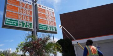 Oil and gas prices rapidly rise as Iran war shows no signs of letting up