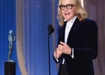 Amy Madigan dedicates Actor Award to ‘union people’: ‘They’re not going to bust us’