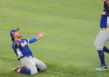 Venezuela scores in the ninth to defeat the U.S. in World Baseball Classic final