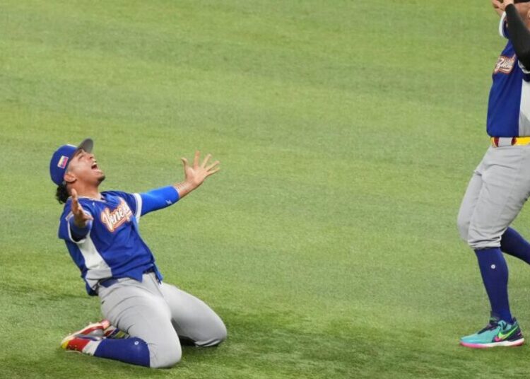 Venezuela scores in the ninth to defeat the U.S. in World Baseball Classic final
