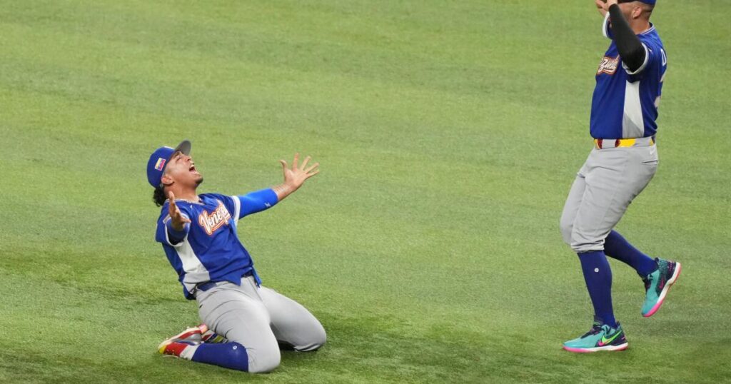 Venezuela scores in the ninth to defeat the U.S. in World Baseball Classic final
